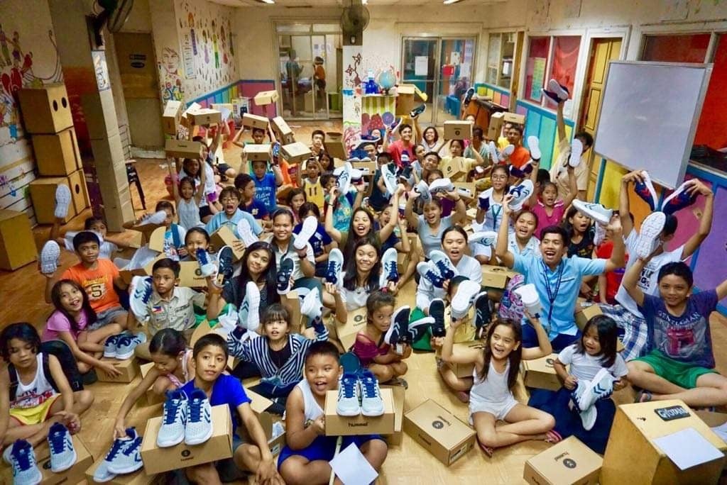 サンダルや裸足の子供たちに靴のプレゼント