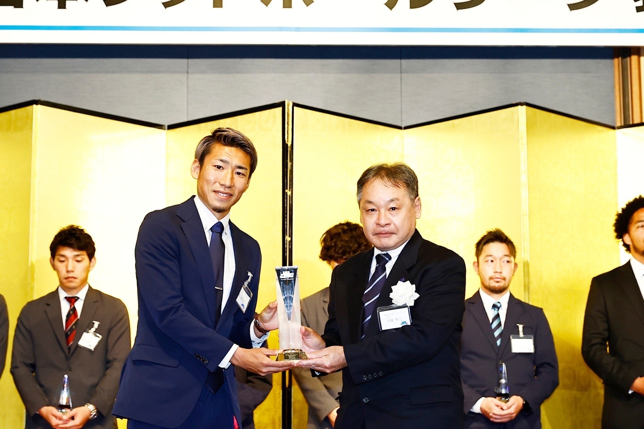 浅川は昨シーズン最優秀選手賞を含む個人3冠で奈良県初のJリーグクラブ誕生に貢献。今季はJリーグで月間MVPに輝き、チームを上位に押し上げる。