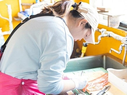 不漁の連続・魚価安に負けないよう家族ぐるみでの生産・加工に取り組む漁家