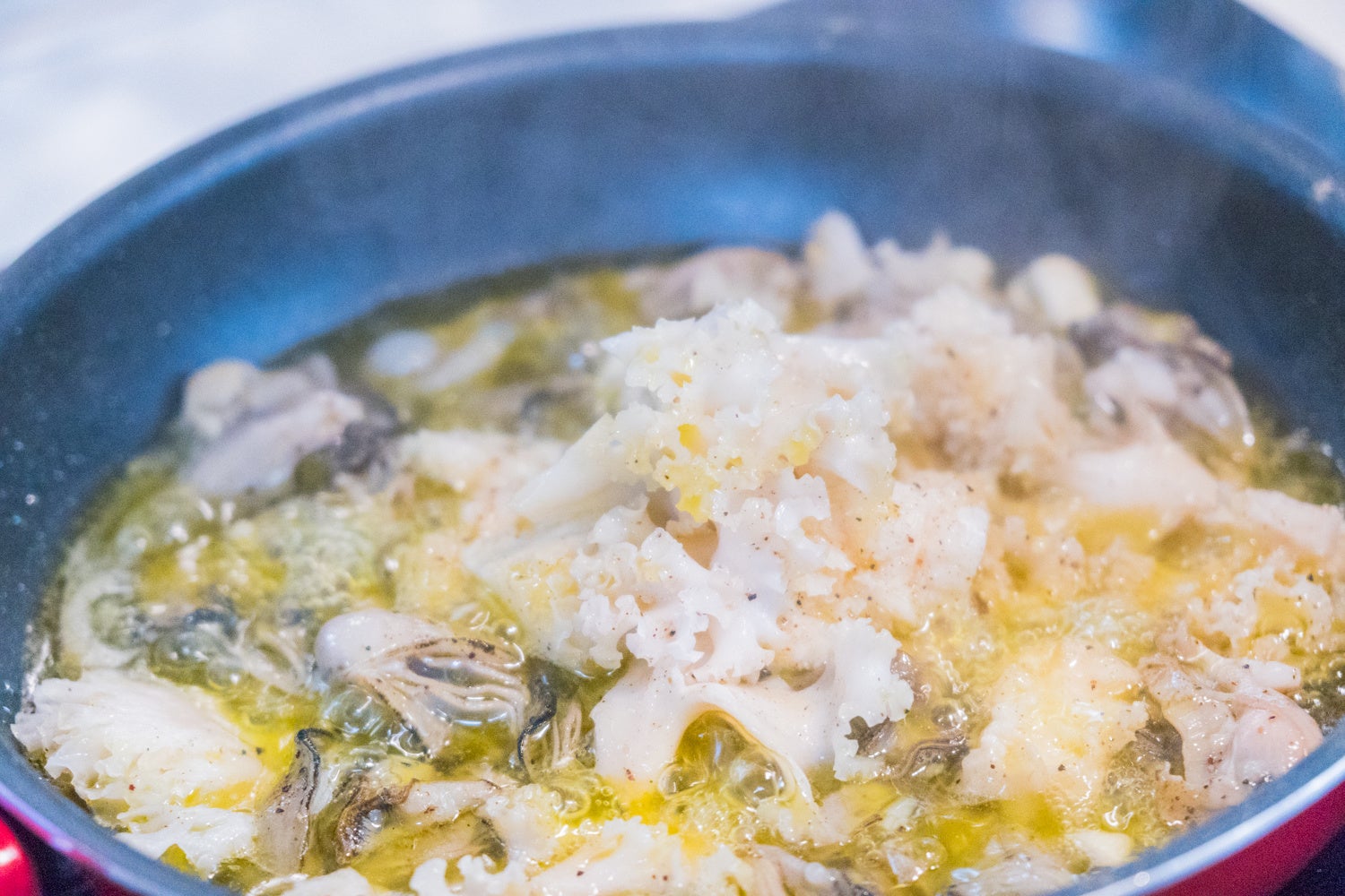 ホホホタケと牡蠣のアヒージョ