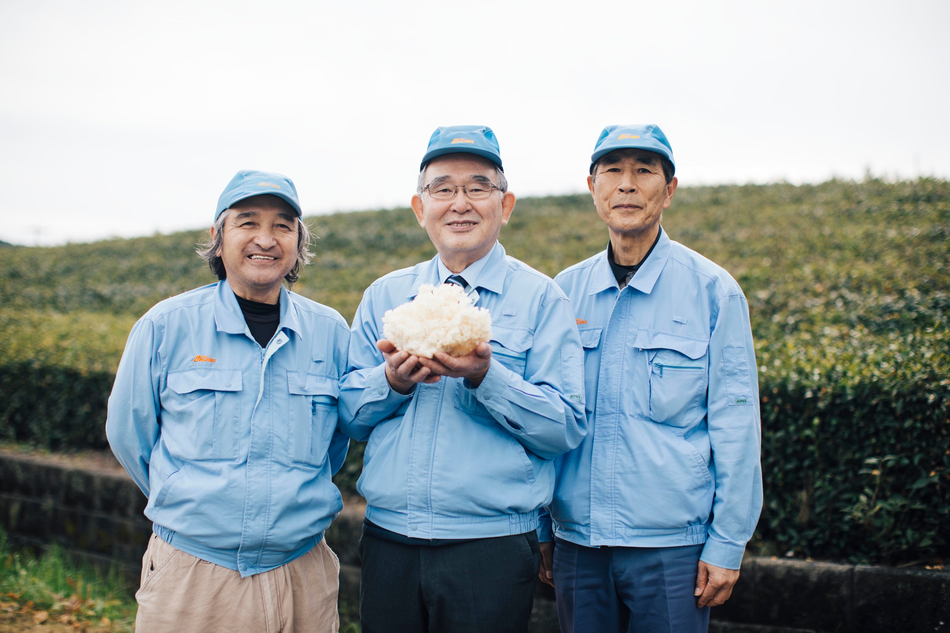 大井川電機製作所「ホホホタケ」生産スタッフ（中央は代表の中河満）