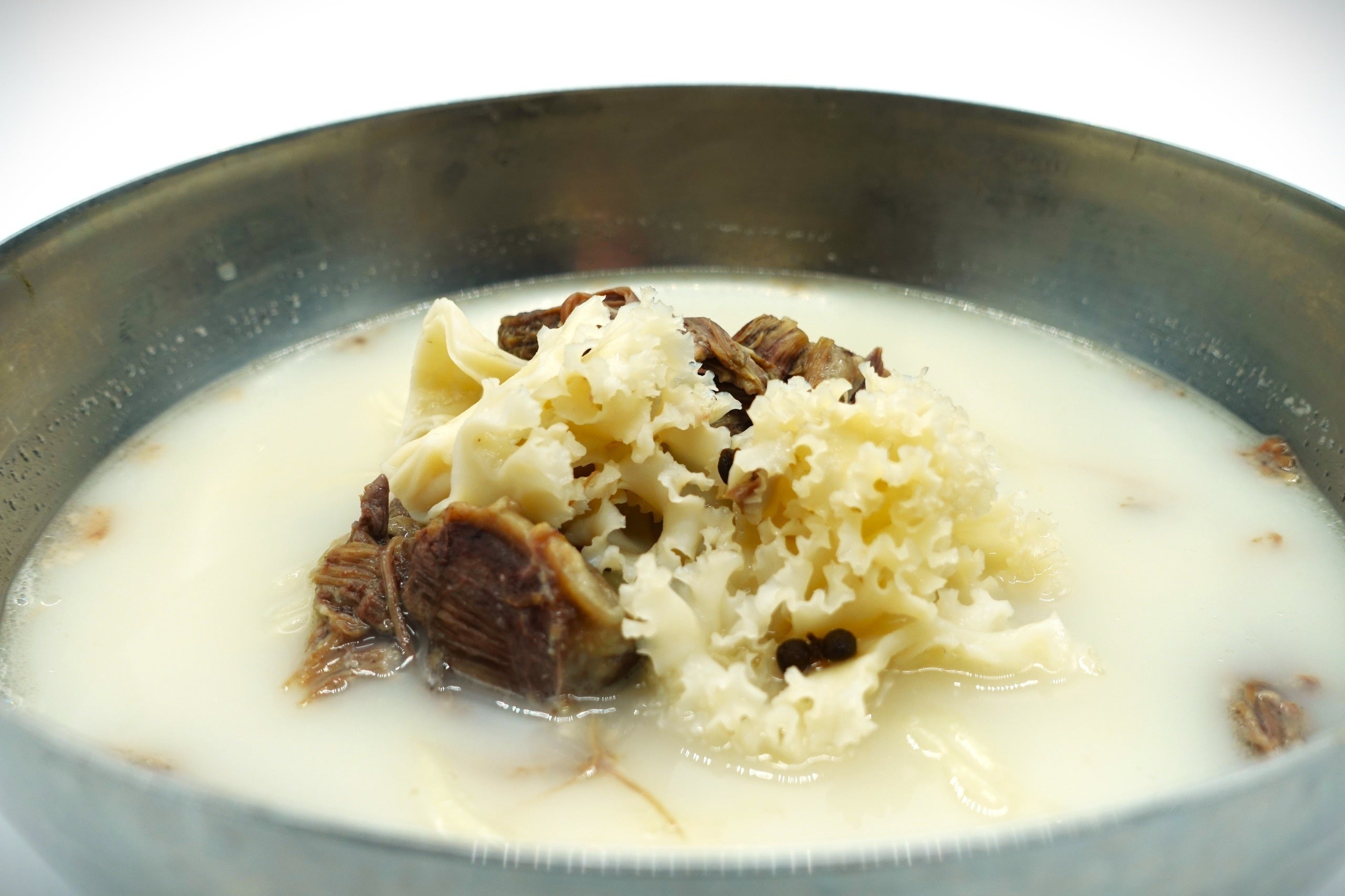 京昌園の「ホホホタケの実山椒コムタン麺」