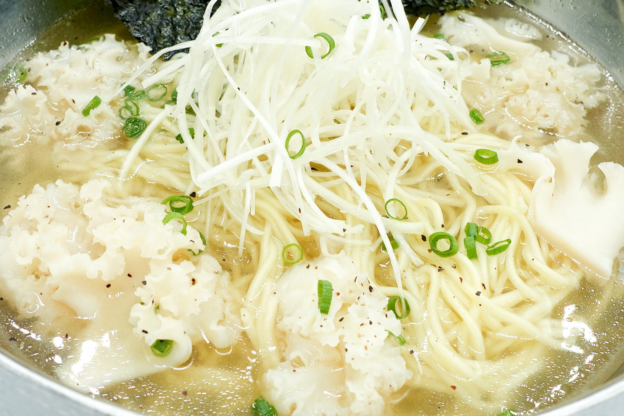 “幻のきのこ”はなびらたけ「ホホホタケ®」を使った「ホホホタケのねぎ塩ラーメン」