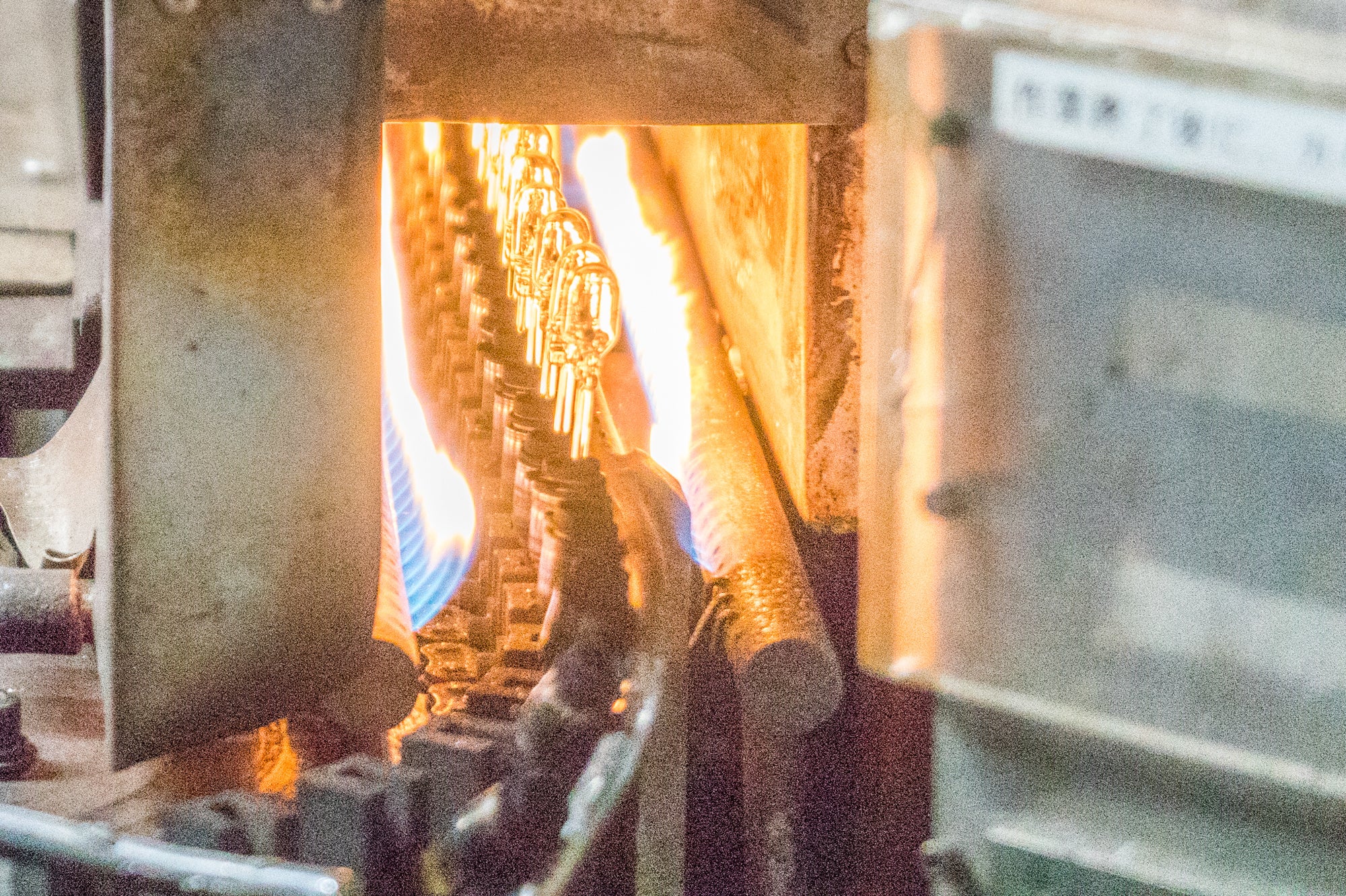 電球製造の現場