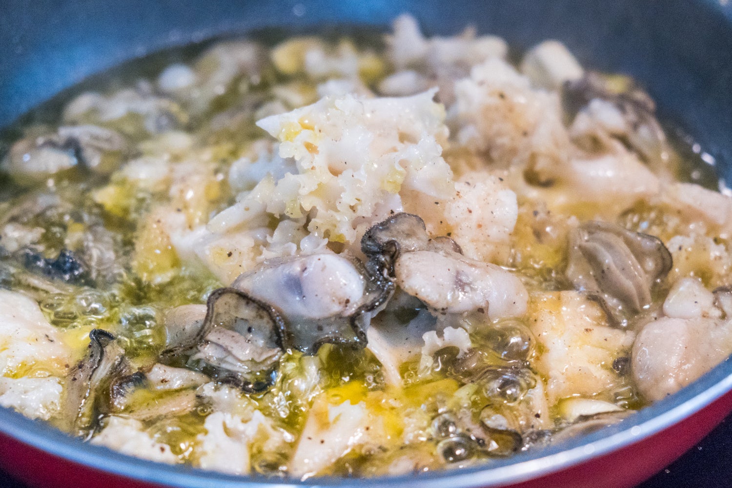 ホホホタケと牡蠣のアヒージョ料理