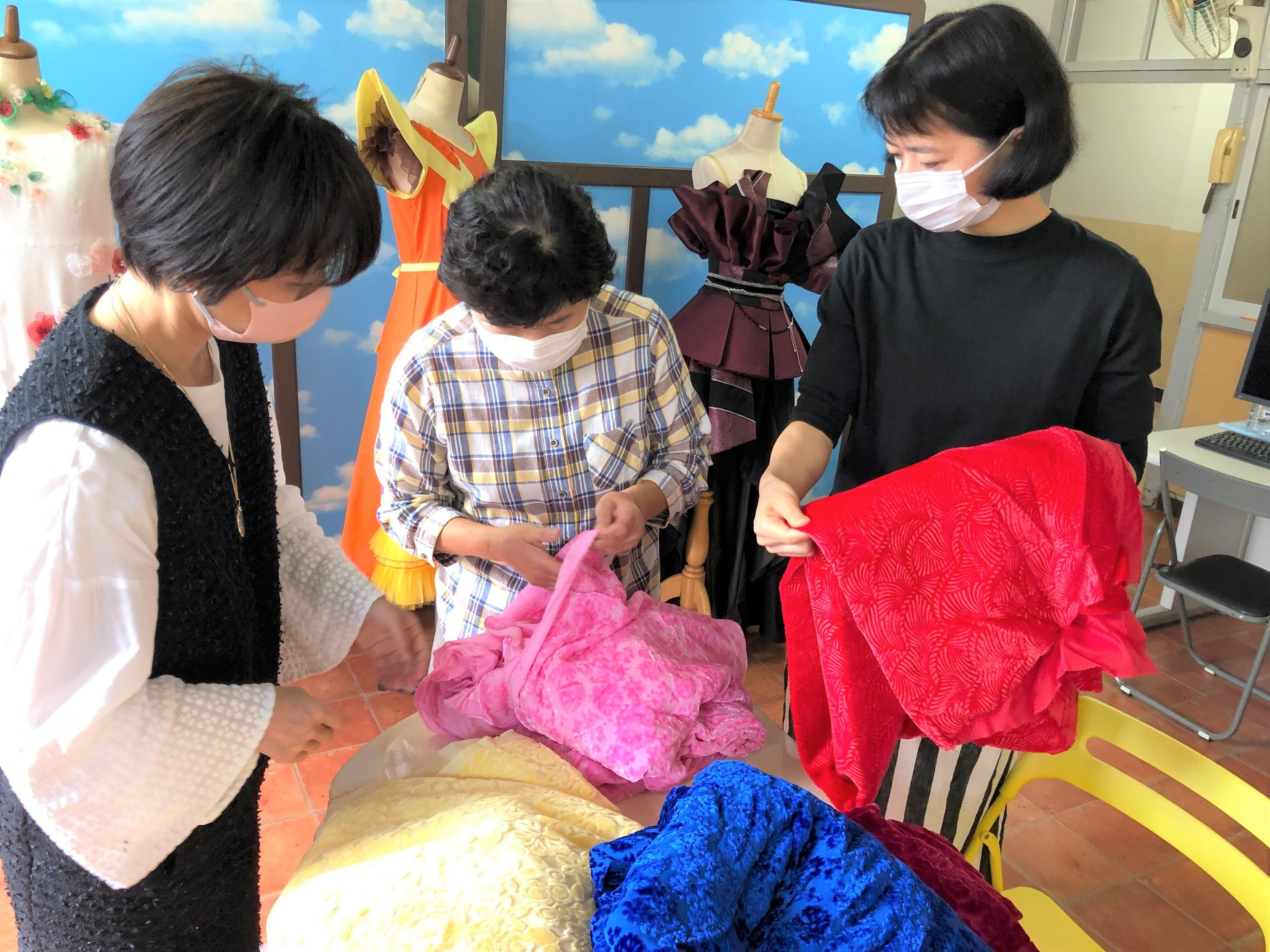 学校へ布地の提供