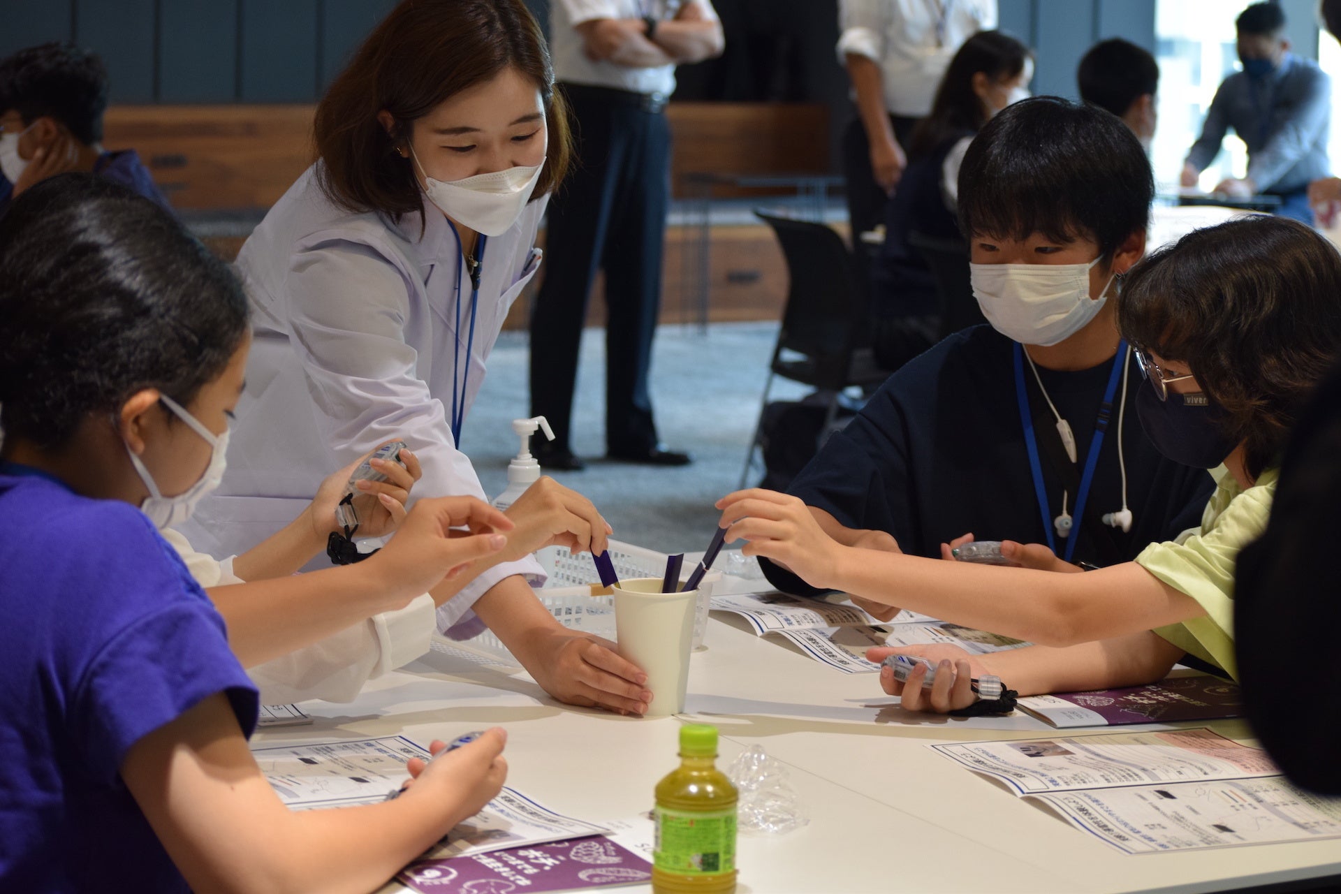 実験教室で、銅の性質について学ぶ参加者の様子