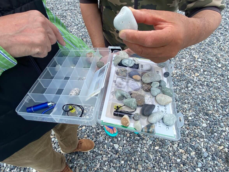 海岸で石拾い体験と鑑定！