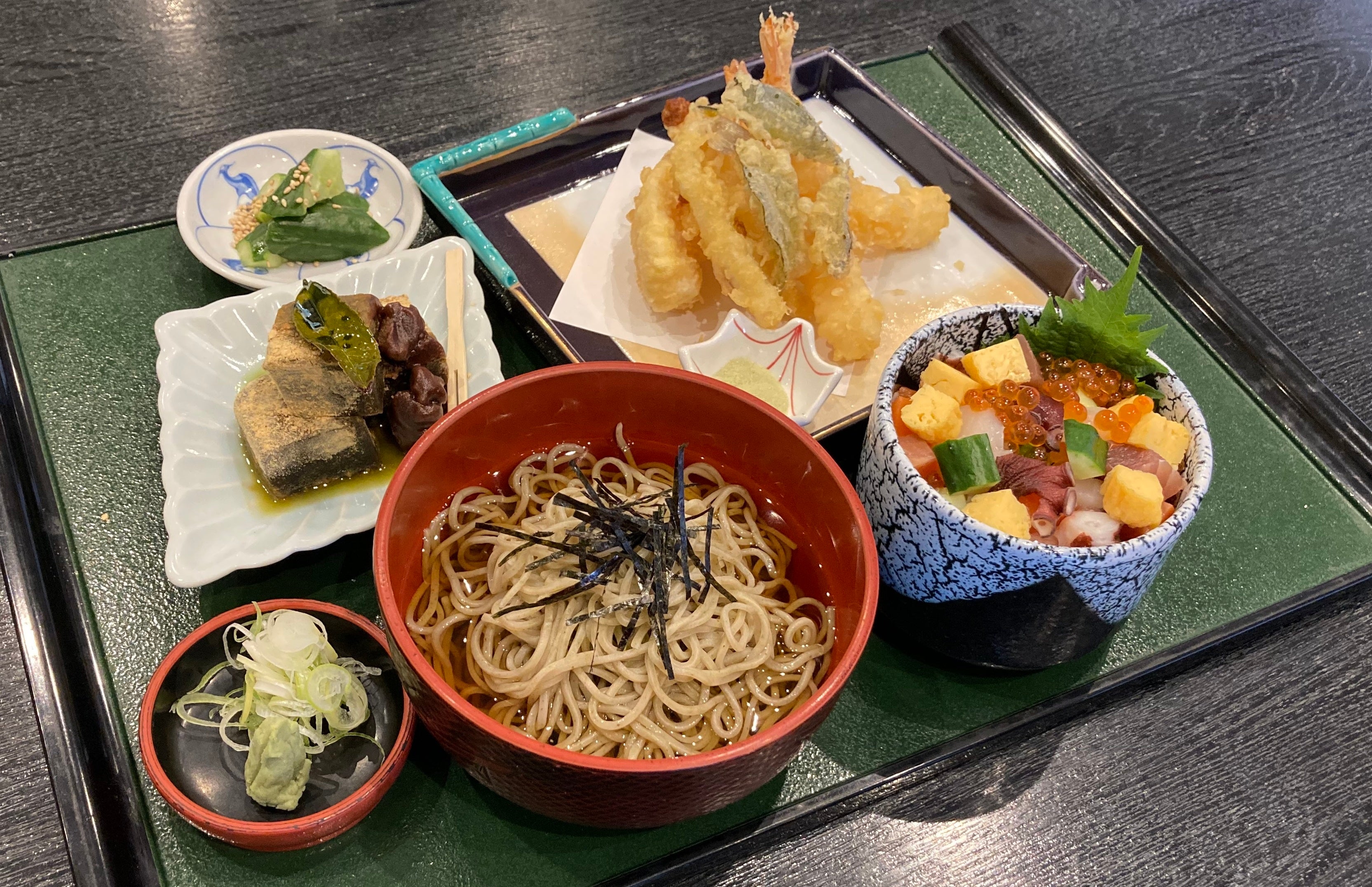 ランチは「サーモンハウス2F はらこ茶屋」の特製ランチを堪能。