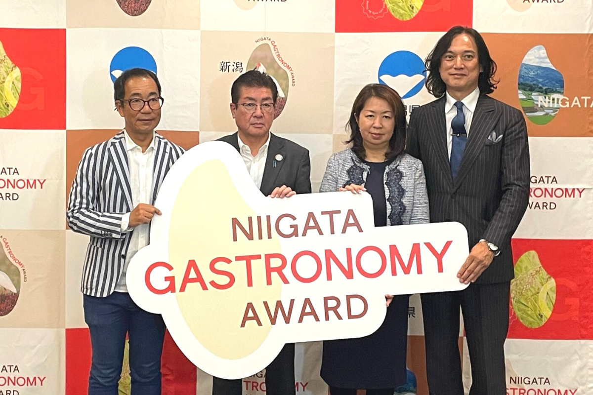 記者発表会の様子。左からローカル・ガストロノミー協会の岩佐代表理事、新潟県観光協会の早福常務理事、新潟ガストロノミーアワードの中村特別審査委員長、新潟ガストロノミーアワードの島村事務局長