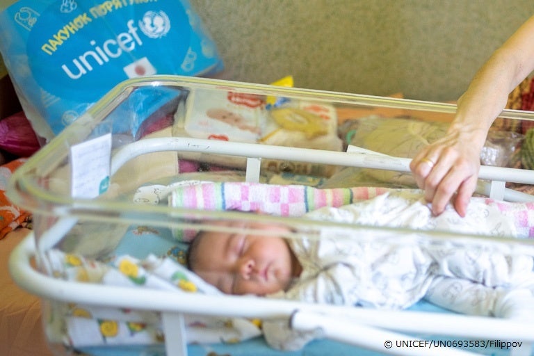 紛争の影響を受けるウクライナのリヴィウの病院で眠る赤ちゃん。UNICEFは影響を受ける母親や赤ちゃんのため、日本政府の支援で、衛生用品や離乳食、衣類などの最も必要とされる物資が入った支援キットを配布。