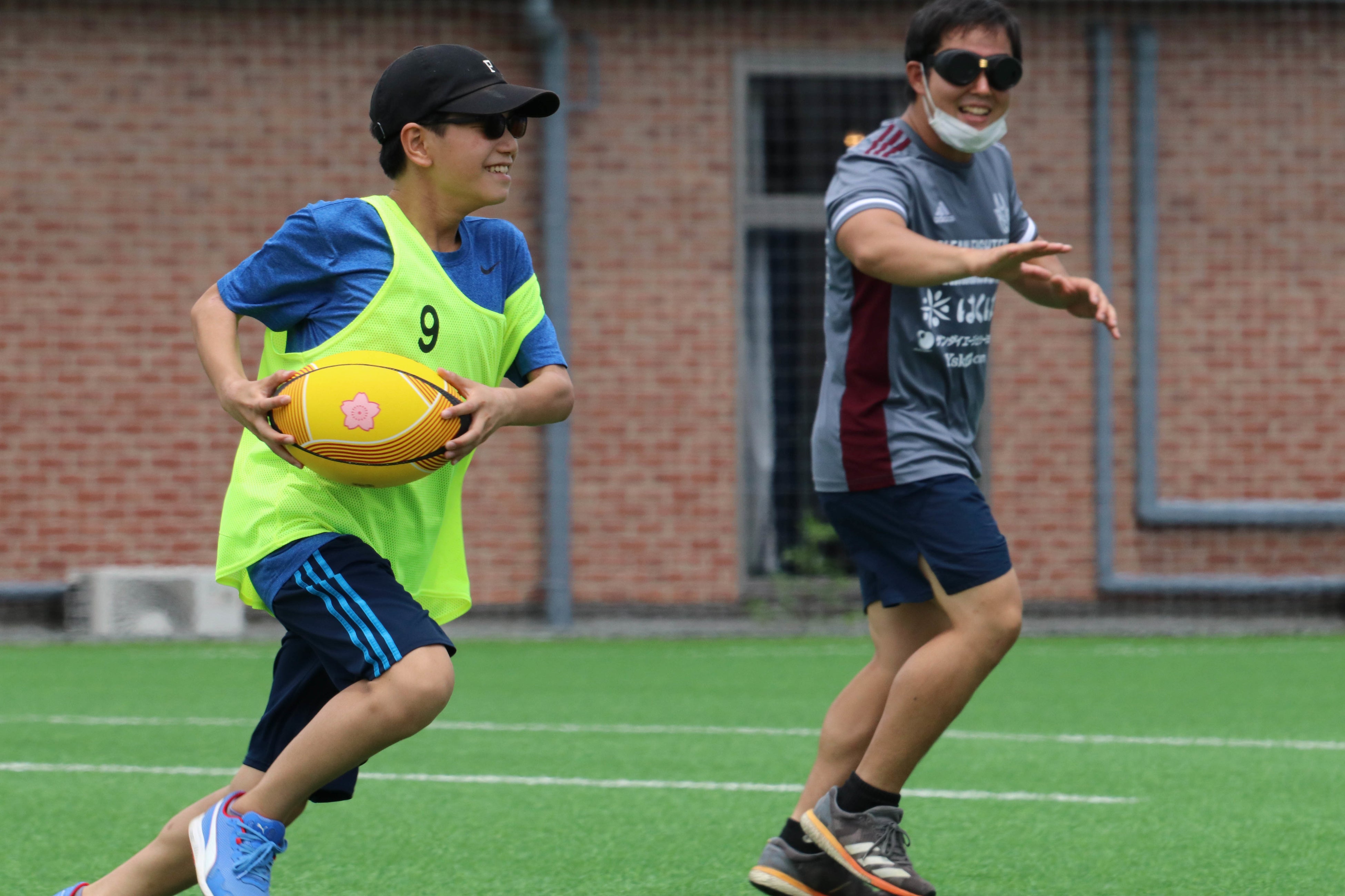 軽快な走りで選手を翻弄する小学生参加者