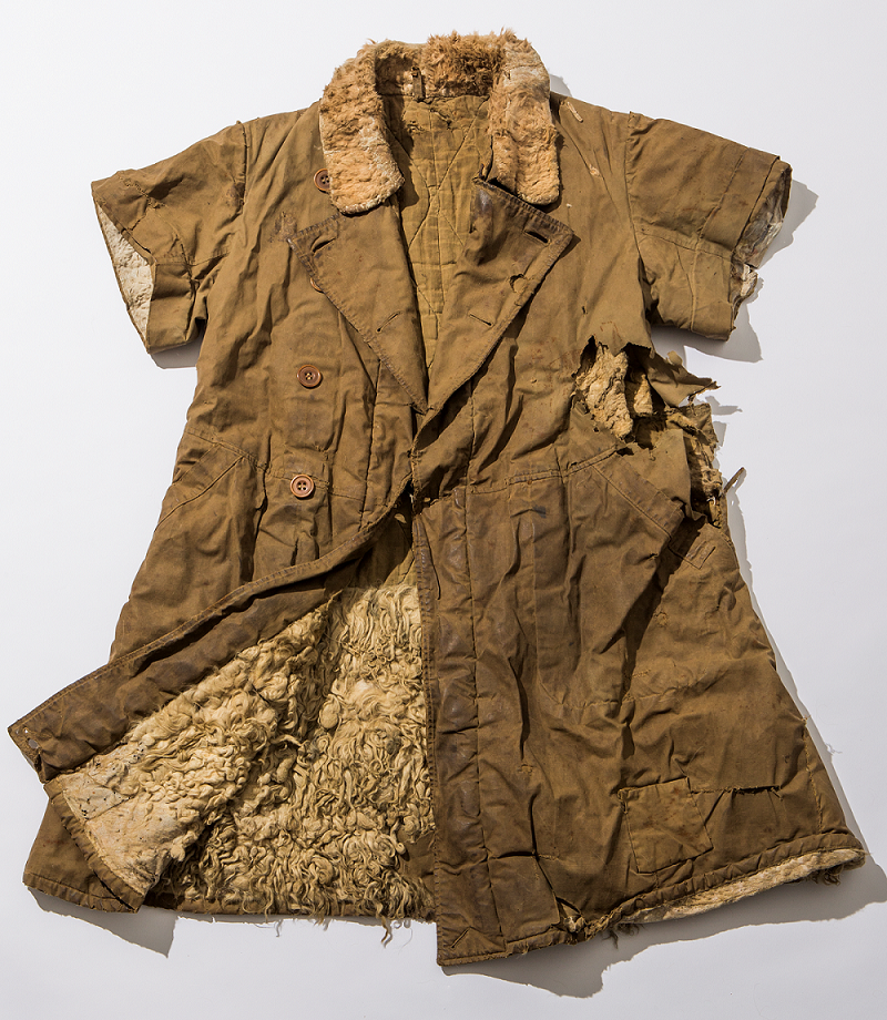 抑留者がそでの部分とパンを取りかえたコート　平和祈念展示資料館所蔵