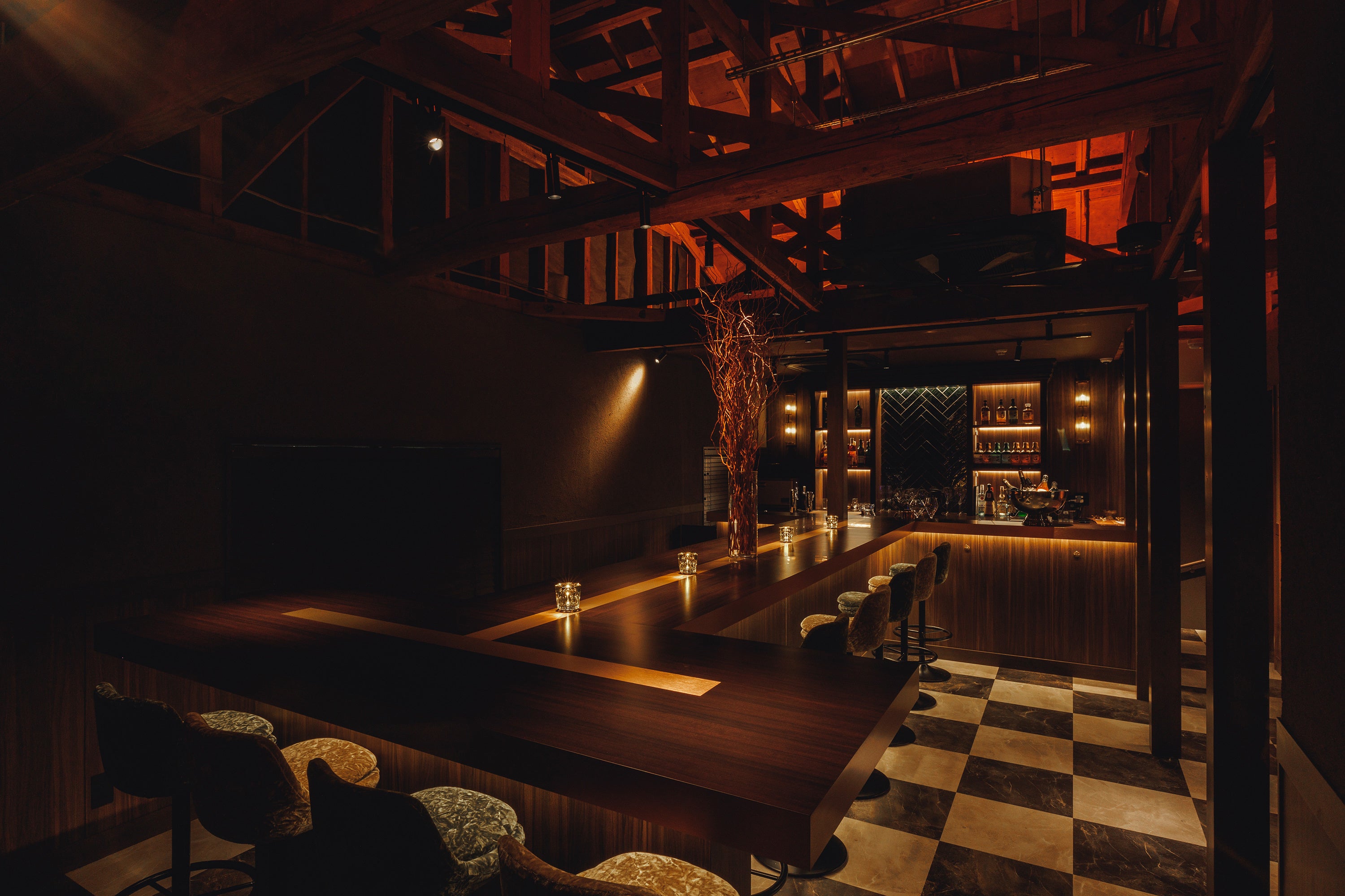 天井の梁が印象的なインテリア