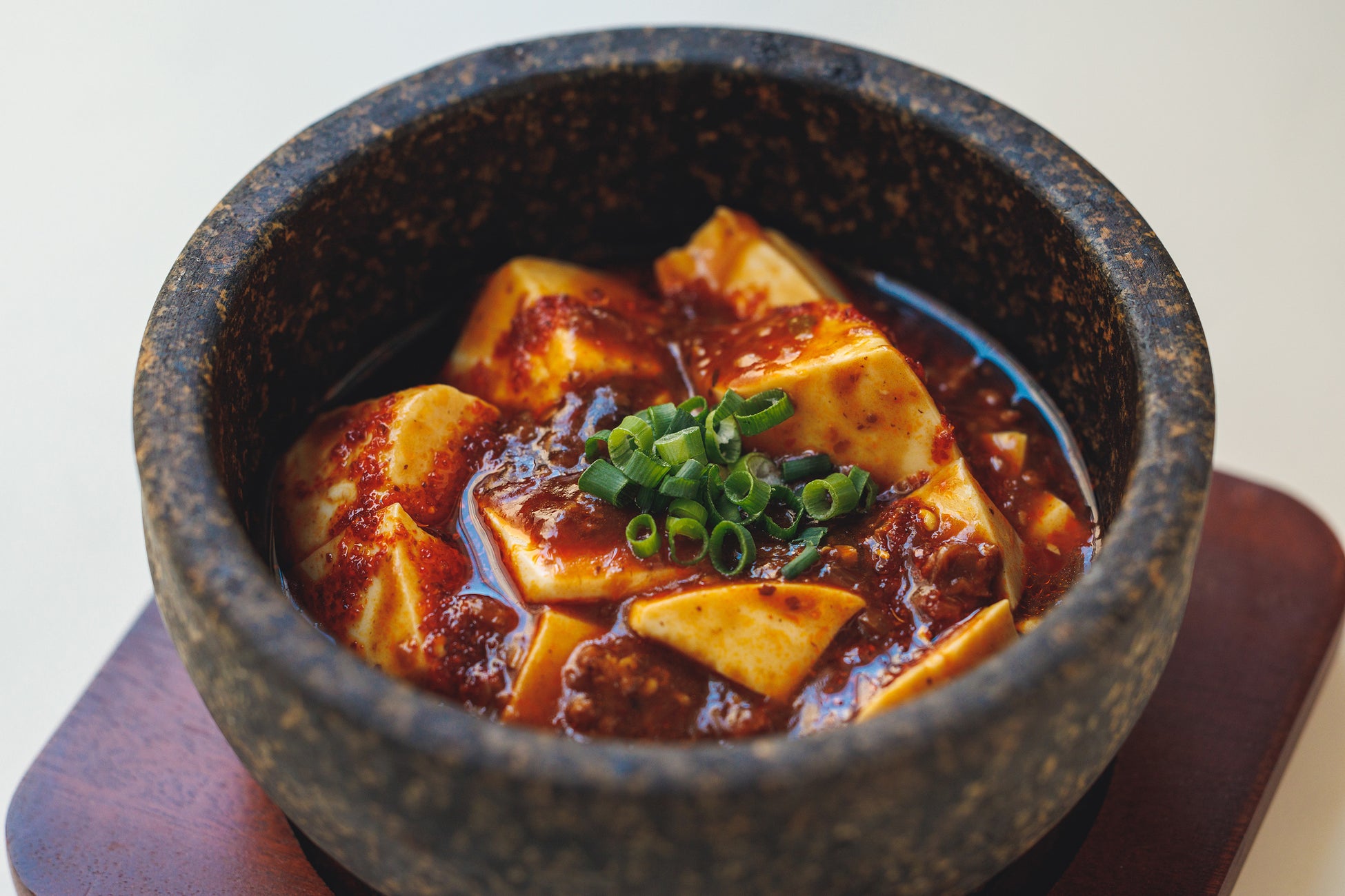 石鍋に入れ熱々で供する石焼麻婆豆腐