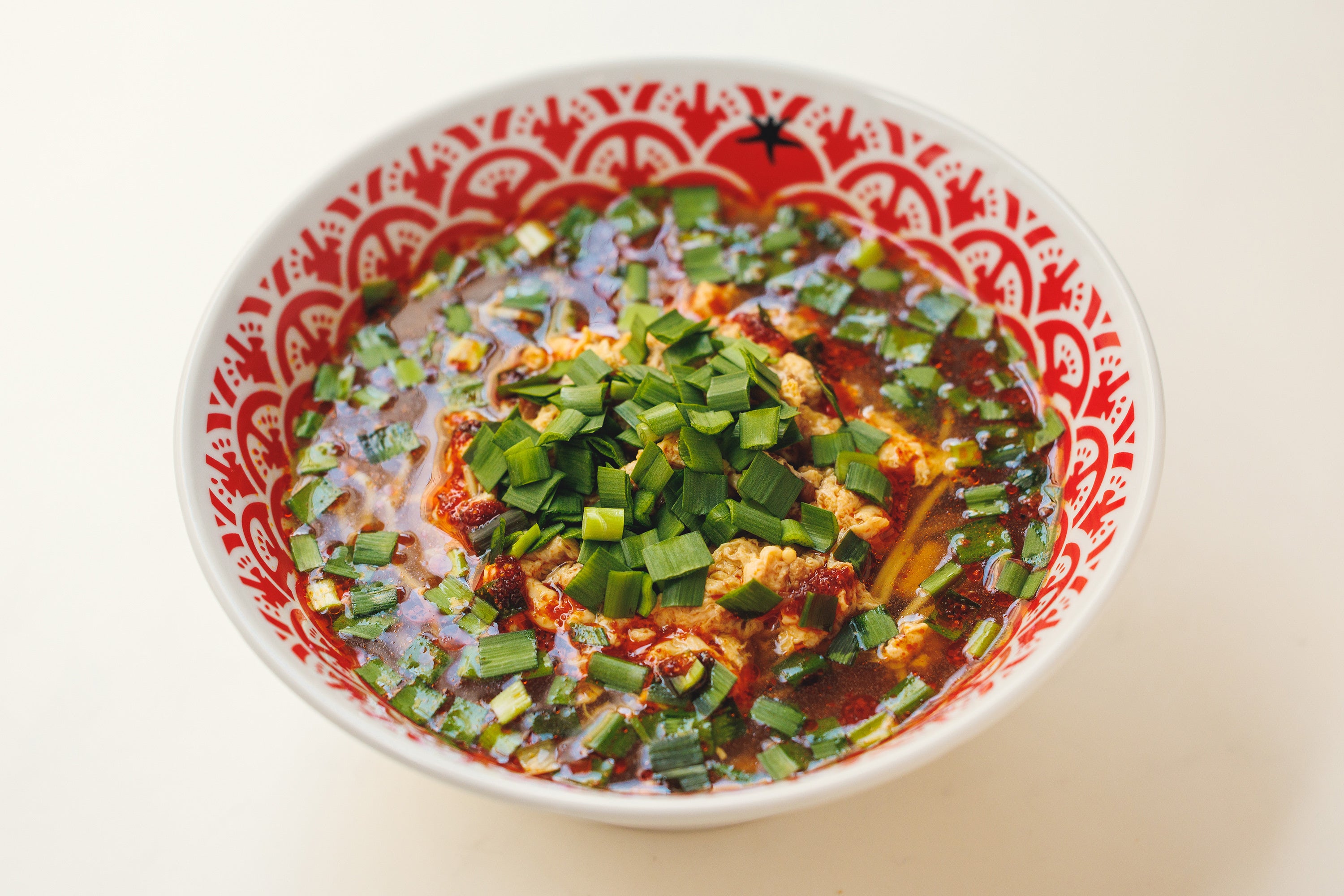 担仔麺は鶏のスープにラー油の辛さがアクセント