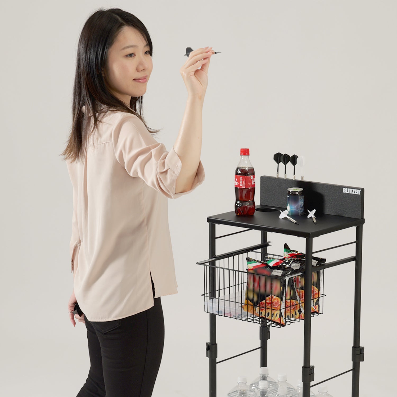 おうちがダーツバーに】ドリンク片手に、気ままに投げる。