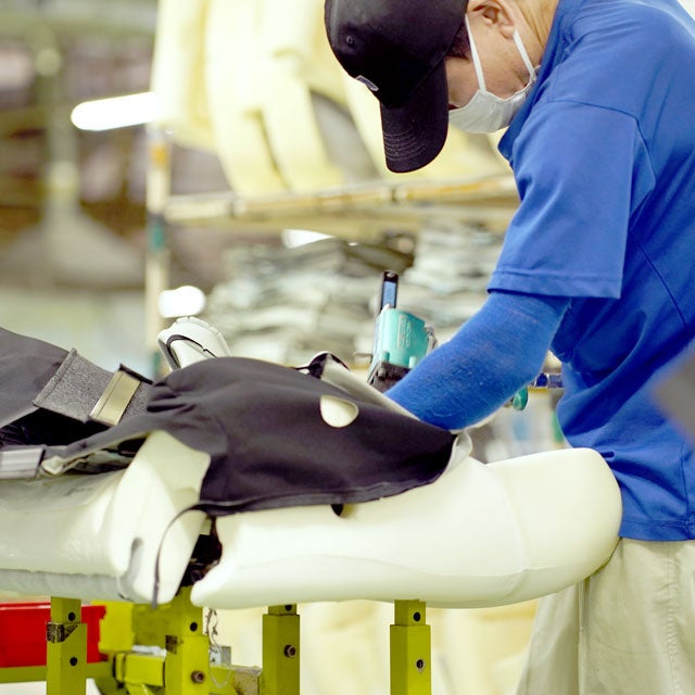 職人が一脚一脚の仕上がりをチェック