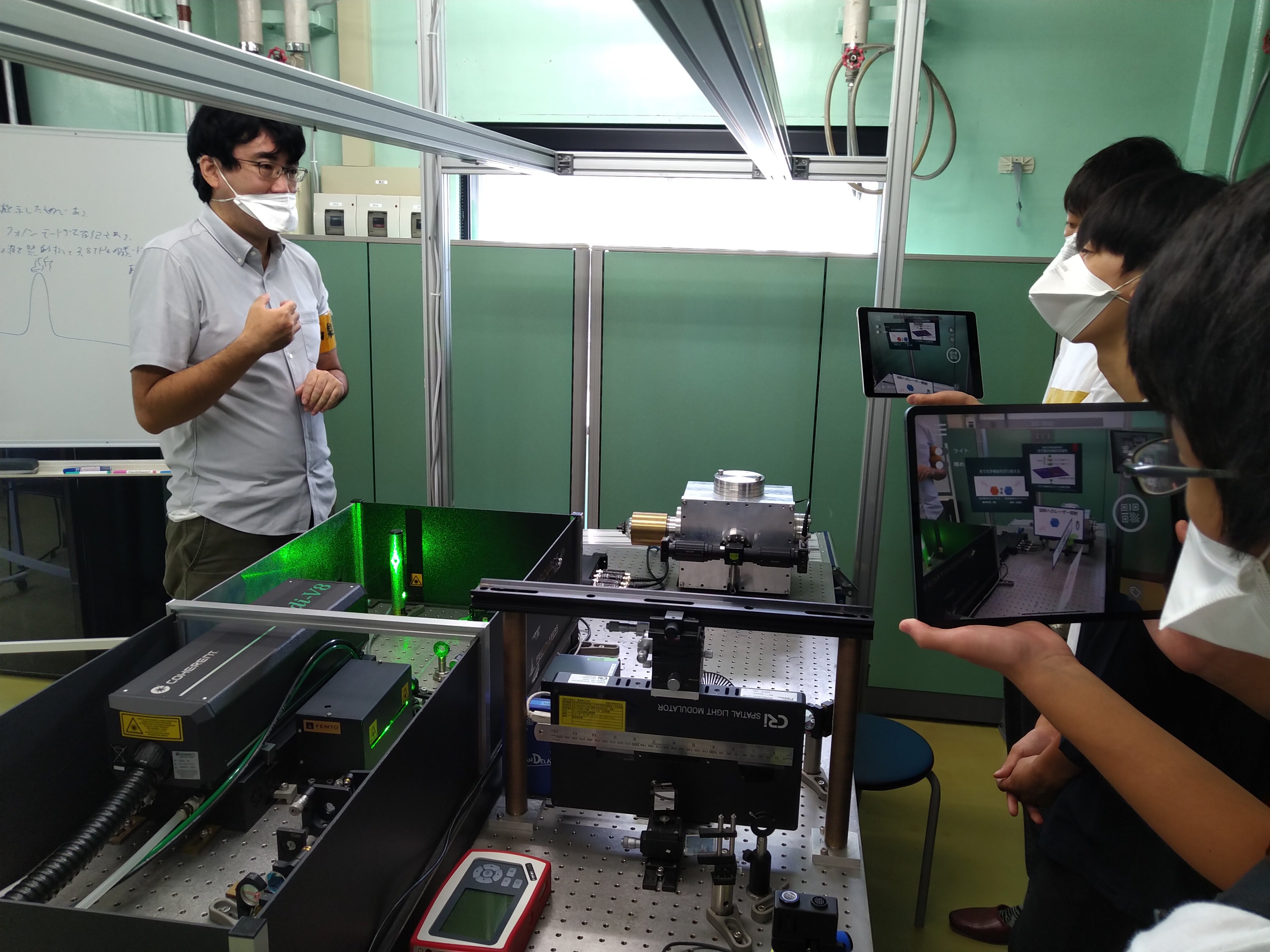 研究室ツアーでARを使いながら来場者へ研究紹介している様子