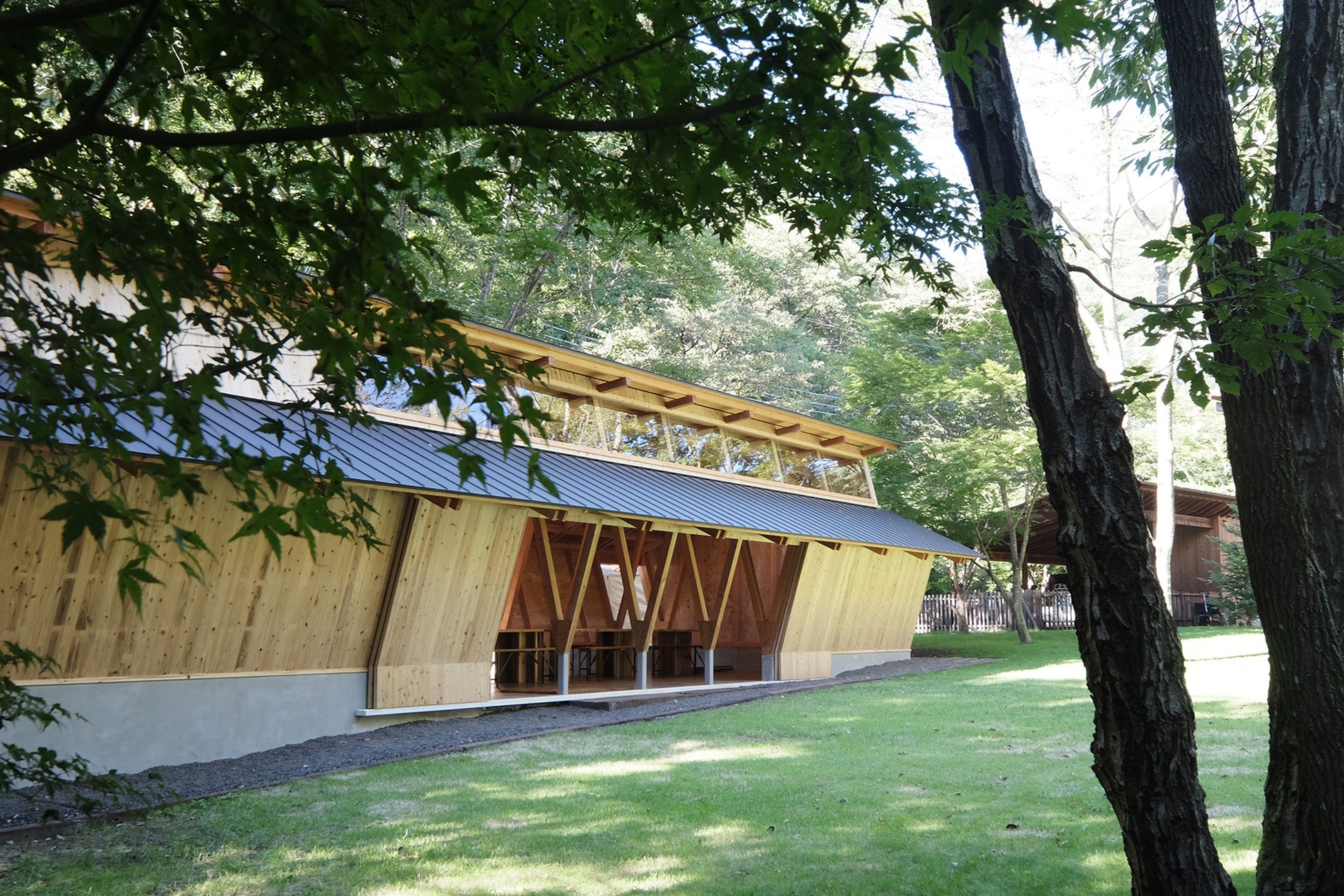 コワーキングスペースとカフェを併設した管理棟