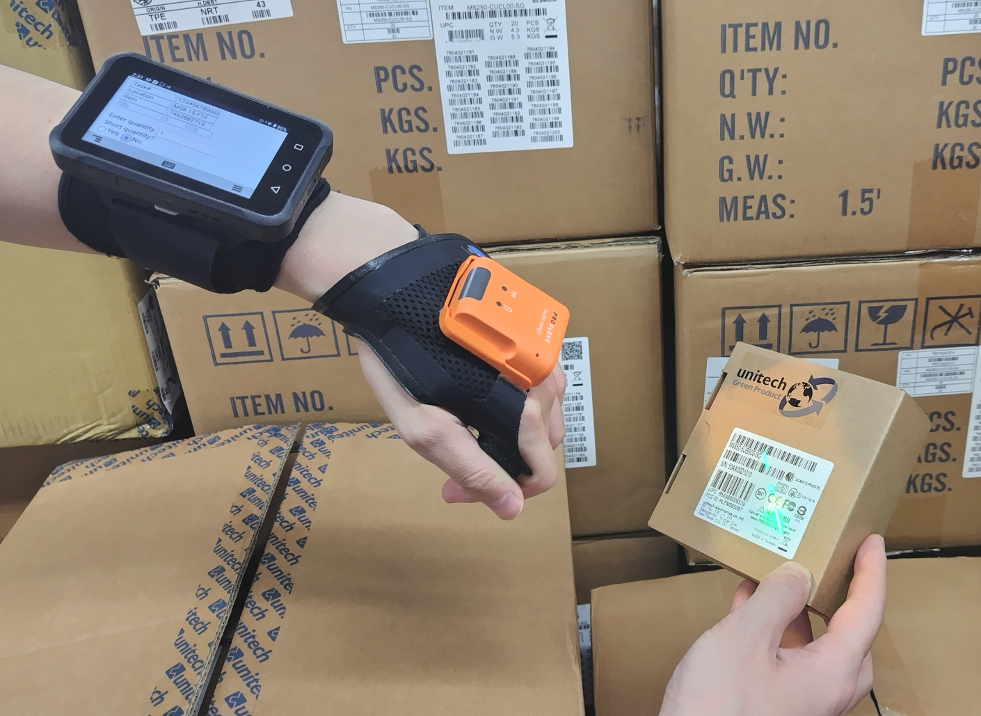 （完全なハンズフリーの実現でピッキング効率を大幅に向上）