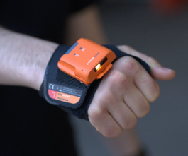 （手の甲に装着するProGloveスタイル）