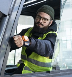 （ProGlove MARK3はフォークリフトに乗ったままでもスキャンを可能にする）