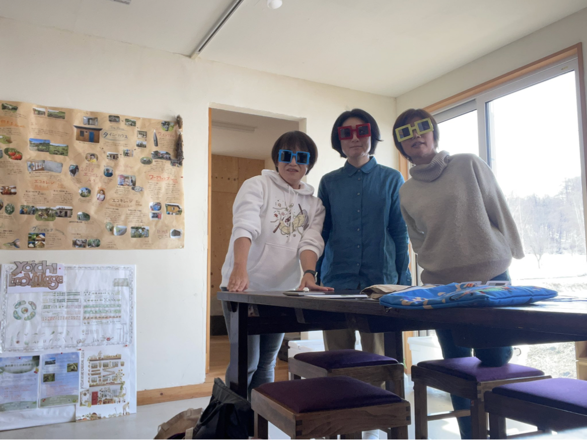 (地域おこし協力隊仲間と余市エコビレッジにて　hiro氏は向かって一番左)