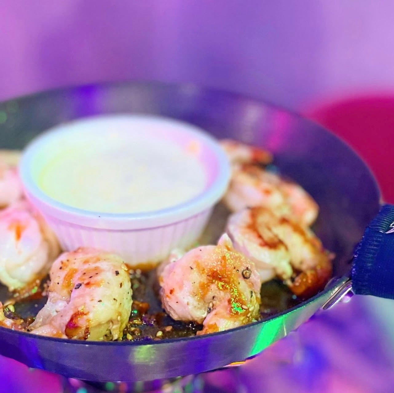 プリプリのエビは食べ応えバッチリ。秘伝のタレをかけた「鉄鍋エビロール」（980円税込）