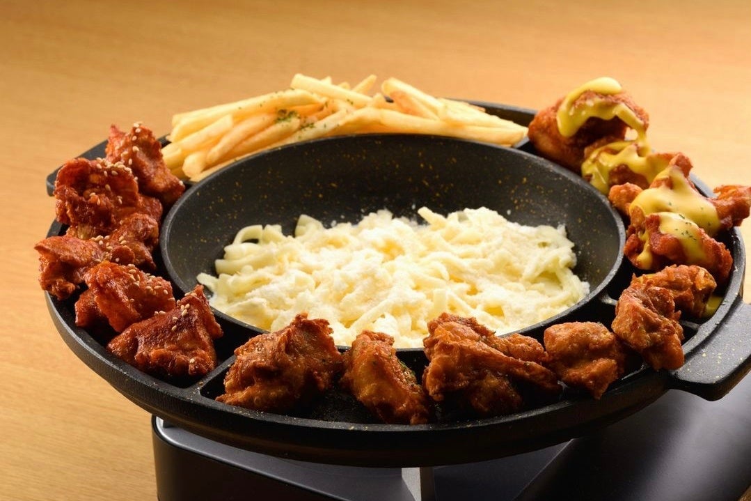 「UFOチキン」の3種類の味付けのチキンは、そのまま食べてもチーズに絡めてもよし（2,480円税込）※2～3人前