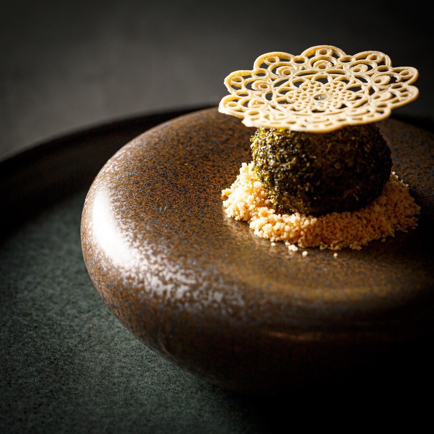 HIGHLINEのシグネチャーディッシュ【獅子島のアオサ海苔と魚介のキッシュ】魚介の骨についた身をほぐし、玉ねぎ・ケッパーと合わせて獅子島のアオサ海苔でまとめたサステナブルに特化したキッシュ。