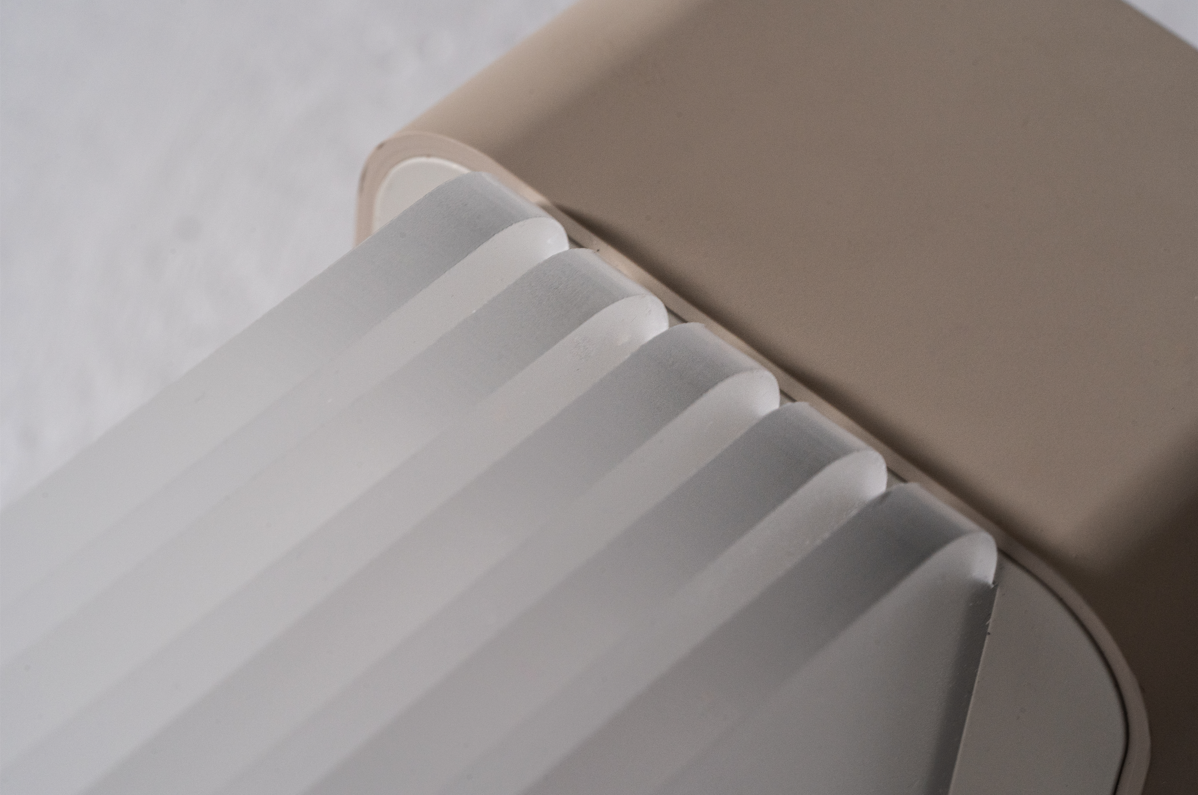 アクリルをサンドペーパーで丁寧に削り、なめらかさを