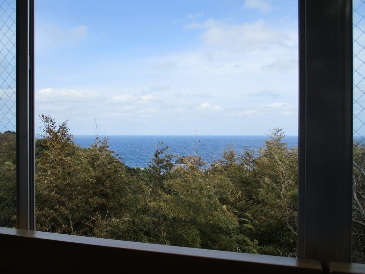 校舎廊下から望む日本海