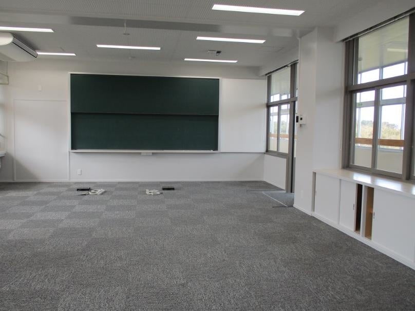 教室の黒板がそのまま残るオフィスルーム