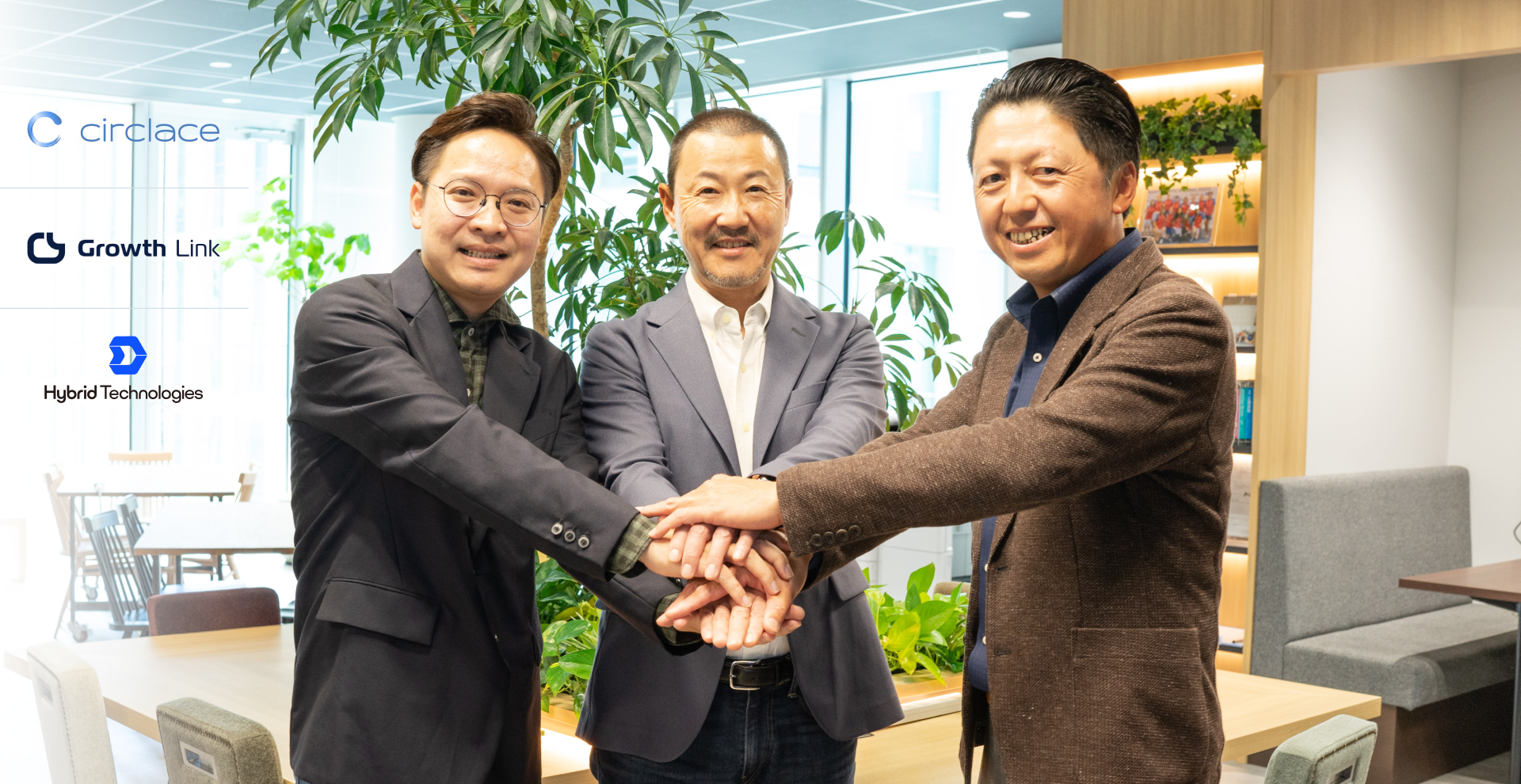 基本合意書締結の様子（左から当社代表取締役：チャン バン ミン、サークレイス社代表取締役：佐藤 潤氏、グロースリンク社代表取締役：日坂 良氏）