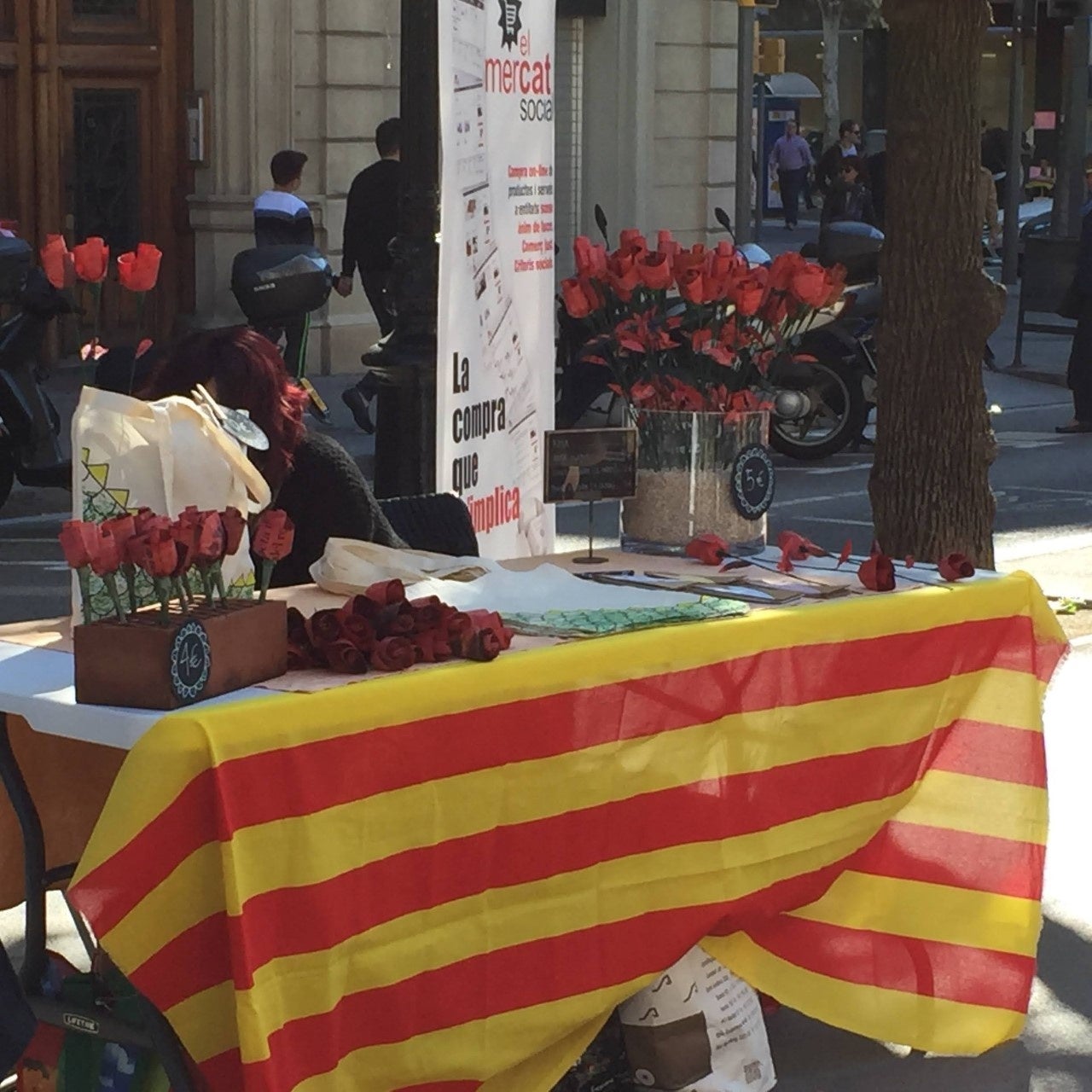 スペイン・バルセロナでのサン・ジョルディの日の様子