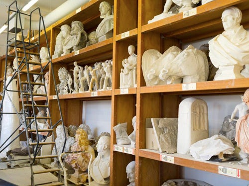 ルーヴル美術館の工房に所狭しと置かれているムラージュ