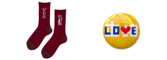 左から、VOU「VOU LOGO＆LOG SOX (WINE RED)」￥1,980（税込）、大日本タイポ組合「缶バッチ」￥220（税込）※大日本タイポ組合が今回のために製造（限定30個）