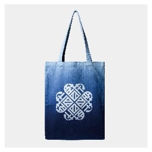 BUAISOUとTSDOとのコラボによる藍染バッグ／19,800円（税込み）  TSDOがデザインした「藍」という漢字のハートを、藍師・染師BUAISOUが染めたバッグです。 