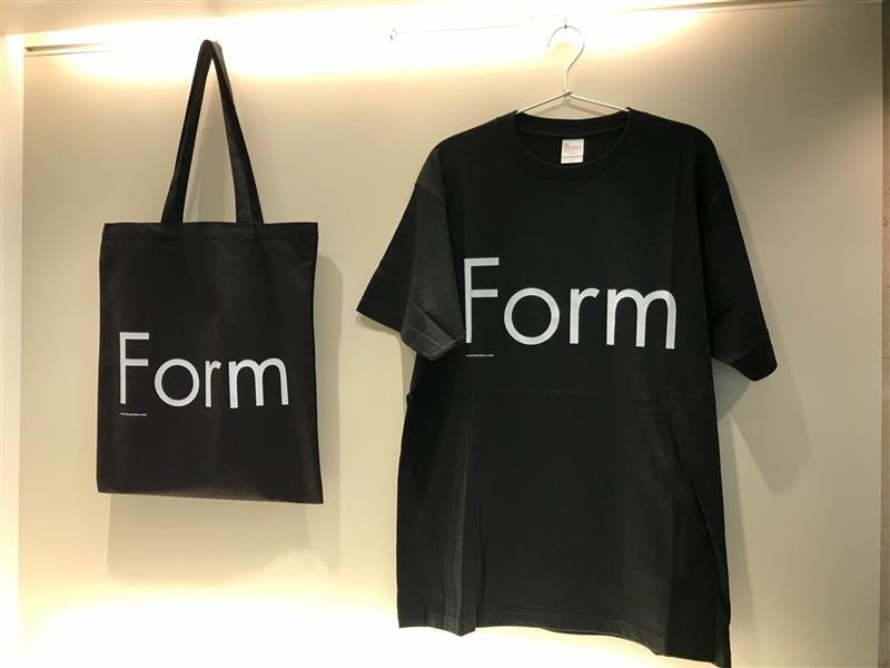 FormTシャツS、M、L、XL　3,000円（税込み）Formトートバッグ　42×38㎝　2,000円（税込み）各9種類