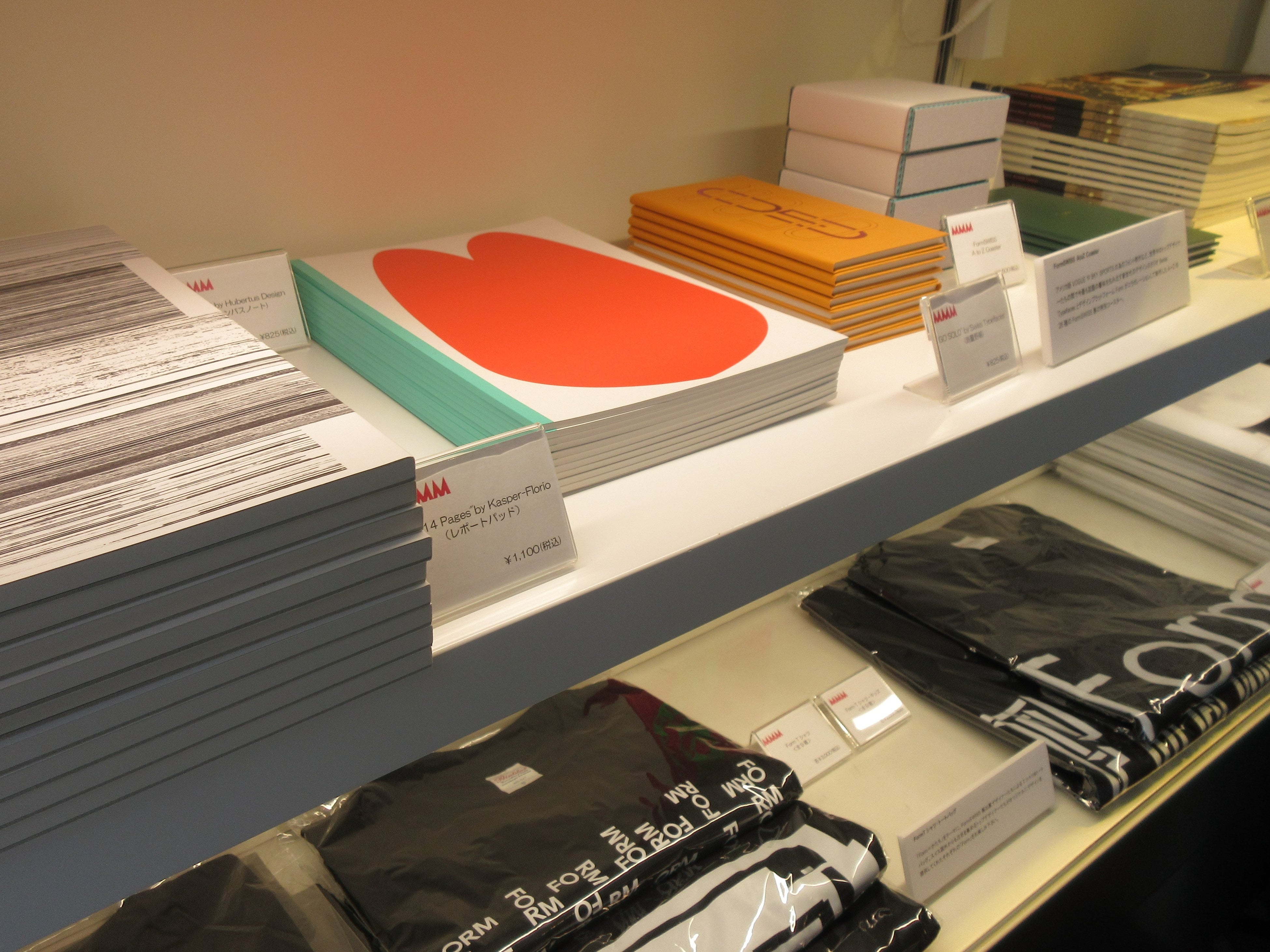 コクヨとFormがコラボして制作した展覧会限定のグッズが並びます。