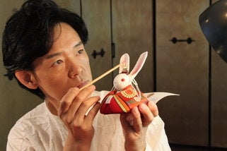 「うさぎ雛」を制作中のホリ・ヒロシ氏。