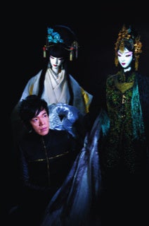 等身大の作品とホリ氏。