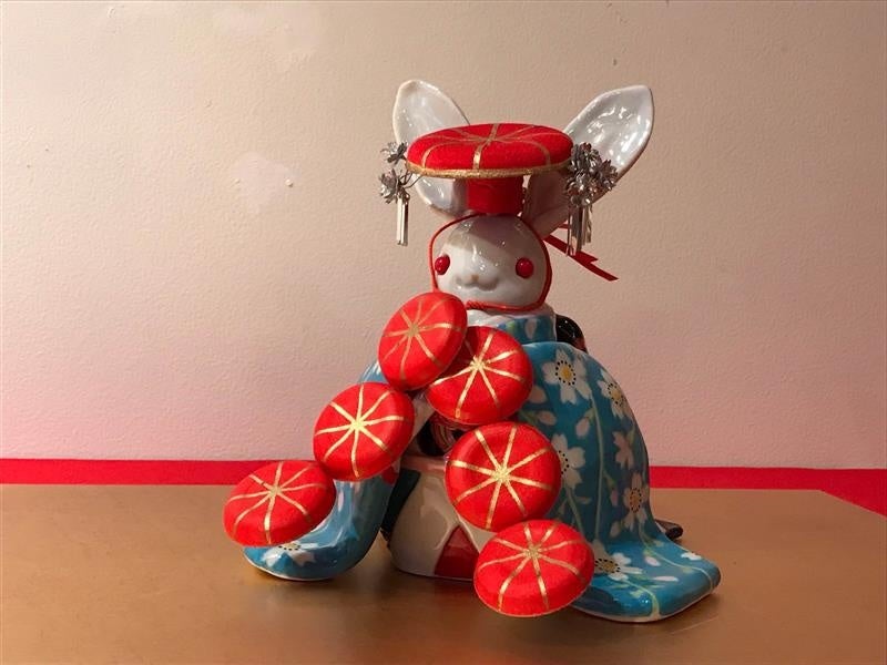 九谷焼人形〈ブルー・花笠踊り〉192,500円(税込み)