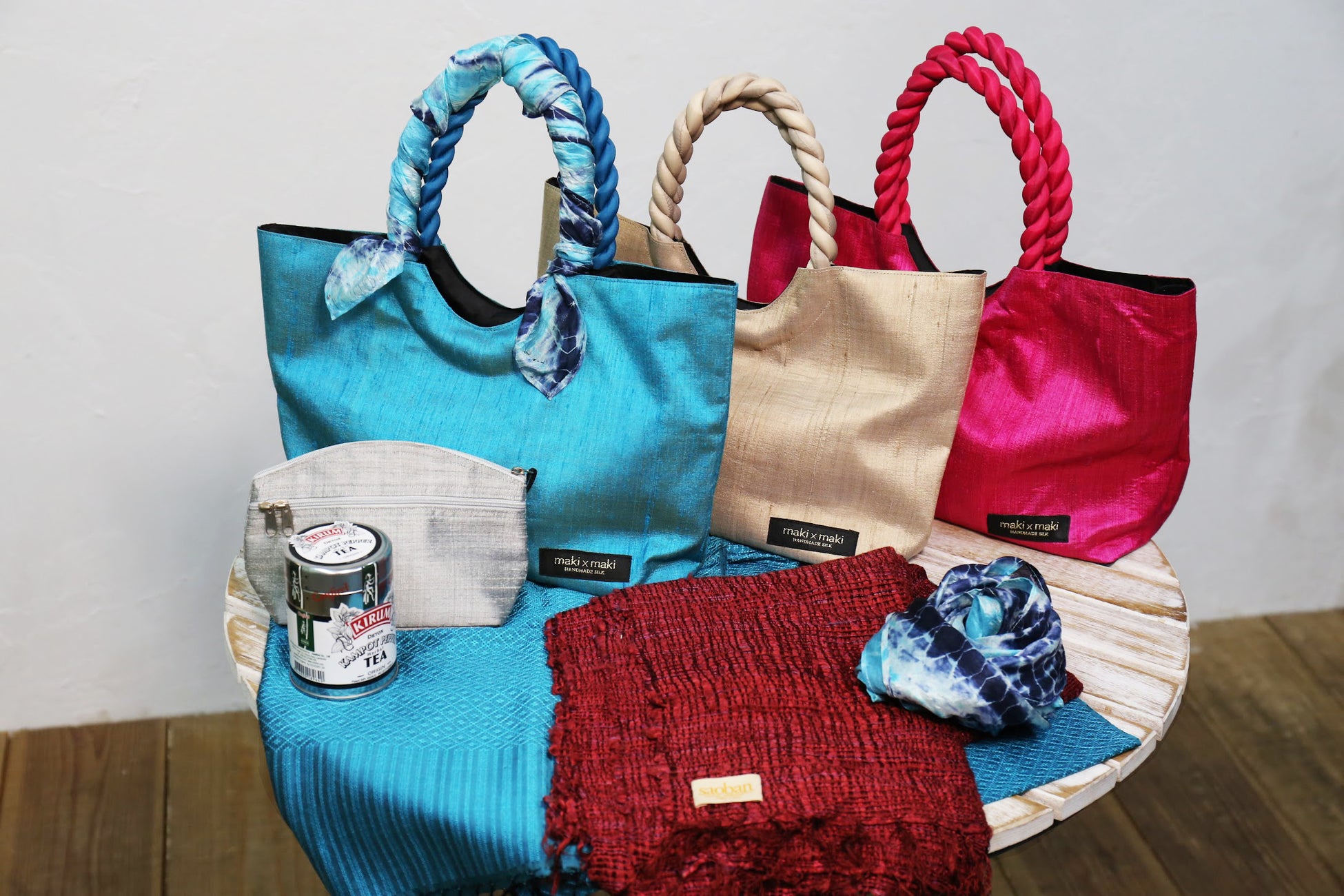 ハンドメイドシルクショップ『maki×maki(マキマキ)』のカンボジアシルクの商品など