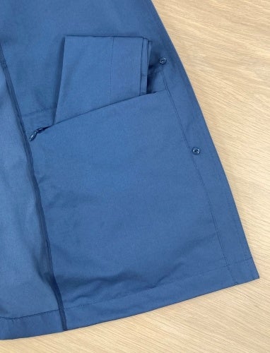 内ポケットに収納されているフード