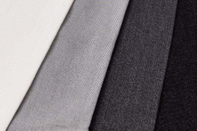 左からホワイト、ライトグレー、チャコールグレー、ブラック