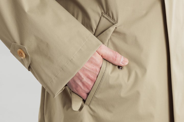 ポケット内部に雨風による水滴が入らないように、ボタン留め式の雨ぶたポケット仕様にしています。