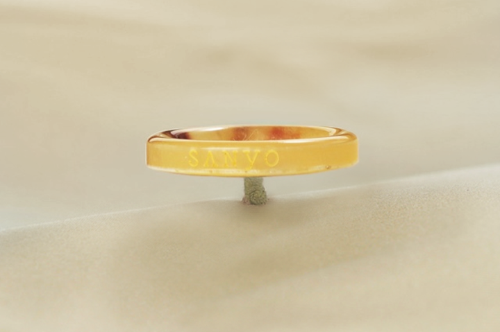 手作業による絶妙な加減による手法により、ボタンを留めやすく、外しやすく、長年使用しても取れにくい仕様にしています。天然本水牛ボタンを使用。