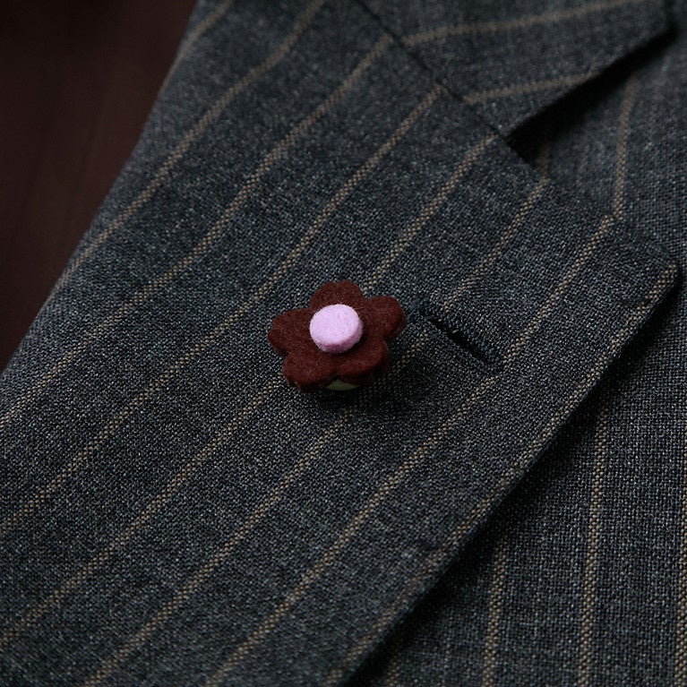 ラペルのフラワーホールには 桜のモチーフのブートニエールが付属する